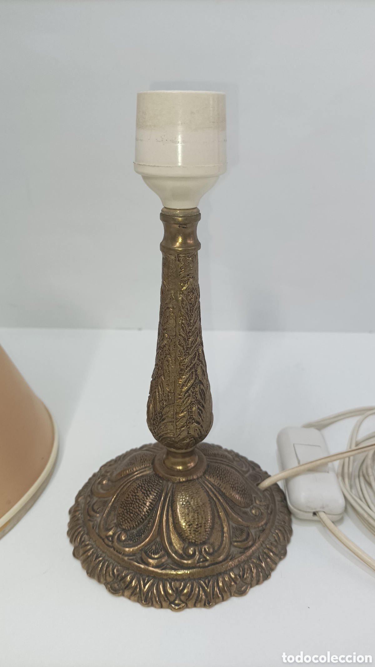 Antig&uuml;edades: L&aacute;mpara de mesa antigua de bronce - Foto 2