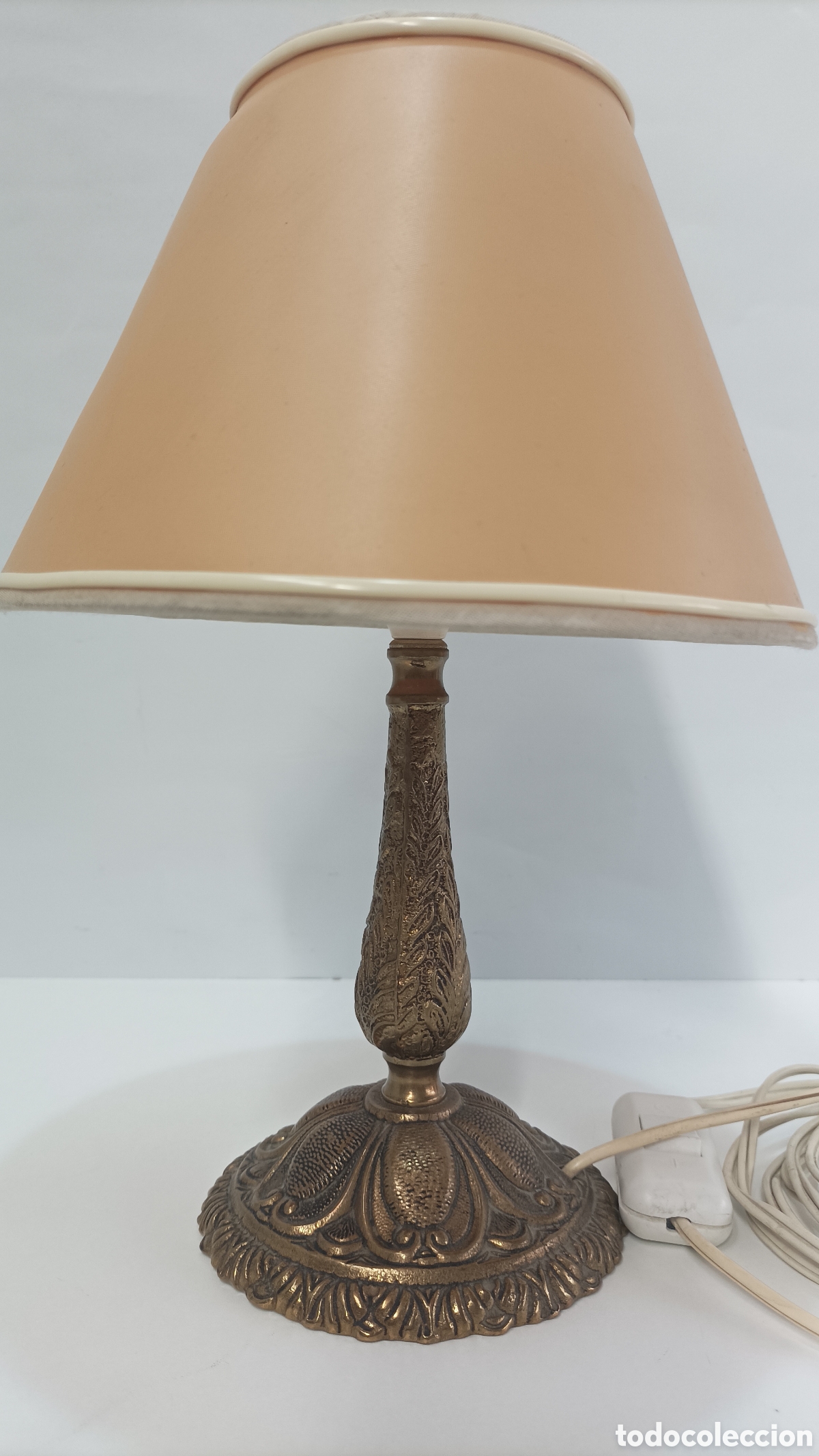 Antig&uuml;edades: L&aacute;mpara de mesa antigua de bronce - Foto 4