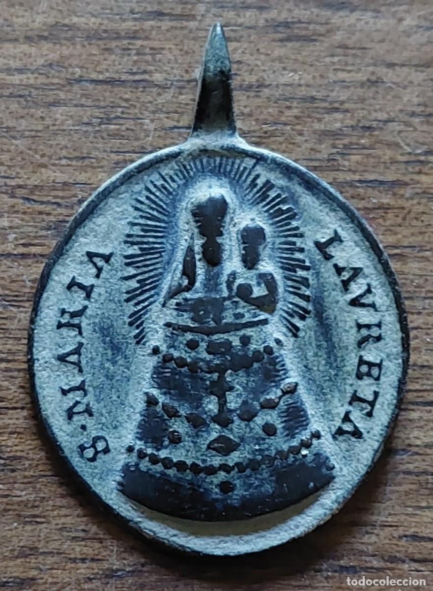 Antig&uuml;edades: Antigua medalla Virgen de Loreto y sant&iacute;simo Cristo - Foto 1