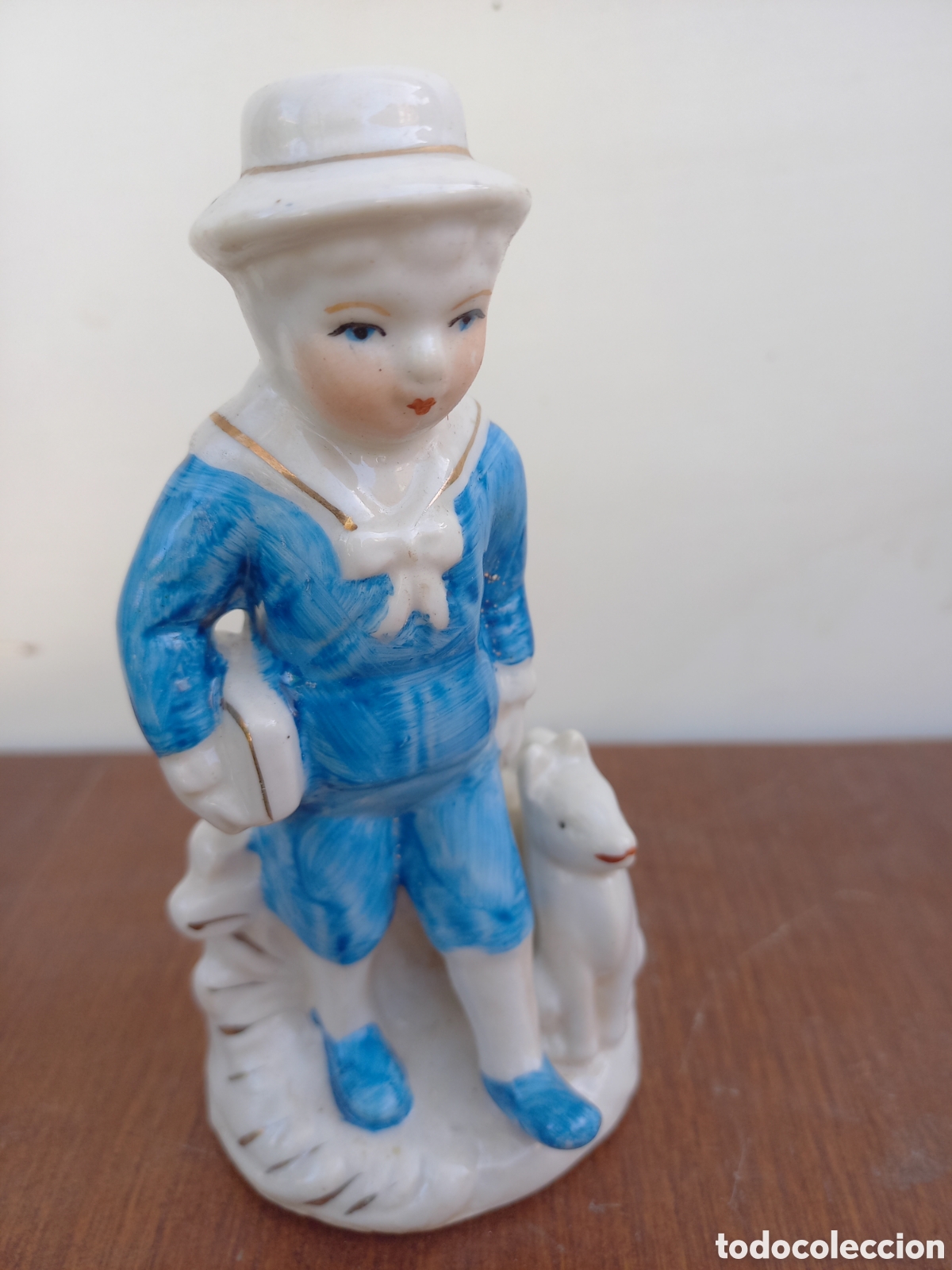 Oggetti Antichi: Antigua figura estilo modernista de ni&ntilde;o colegial con perro porcelana