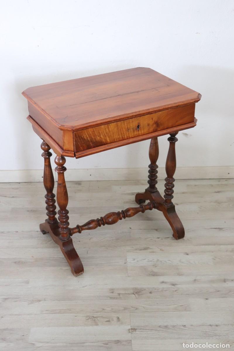 Antig&uuml;edades: Mesa auxiliar de nogal - Foto 2