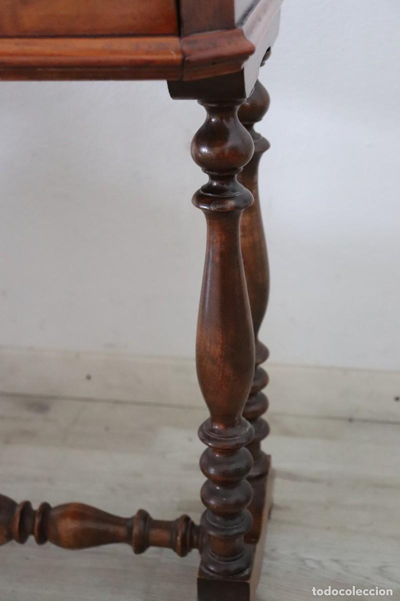 Antig&uuml;edades: Mesa auxiliar de nogal - Foto 5