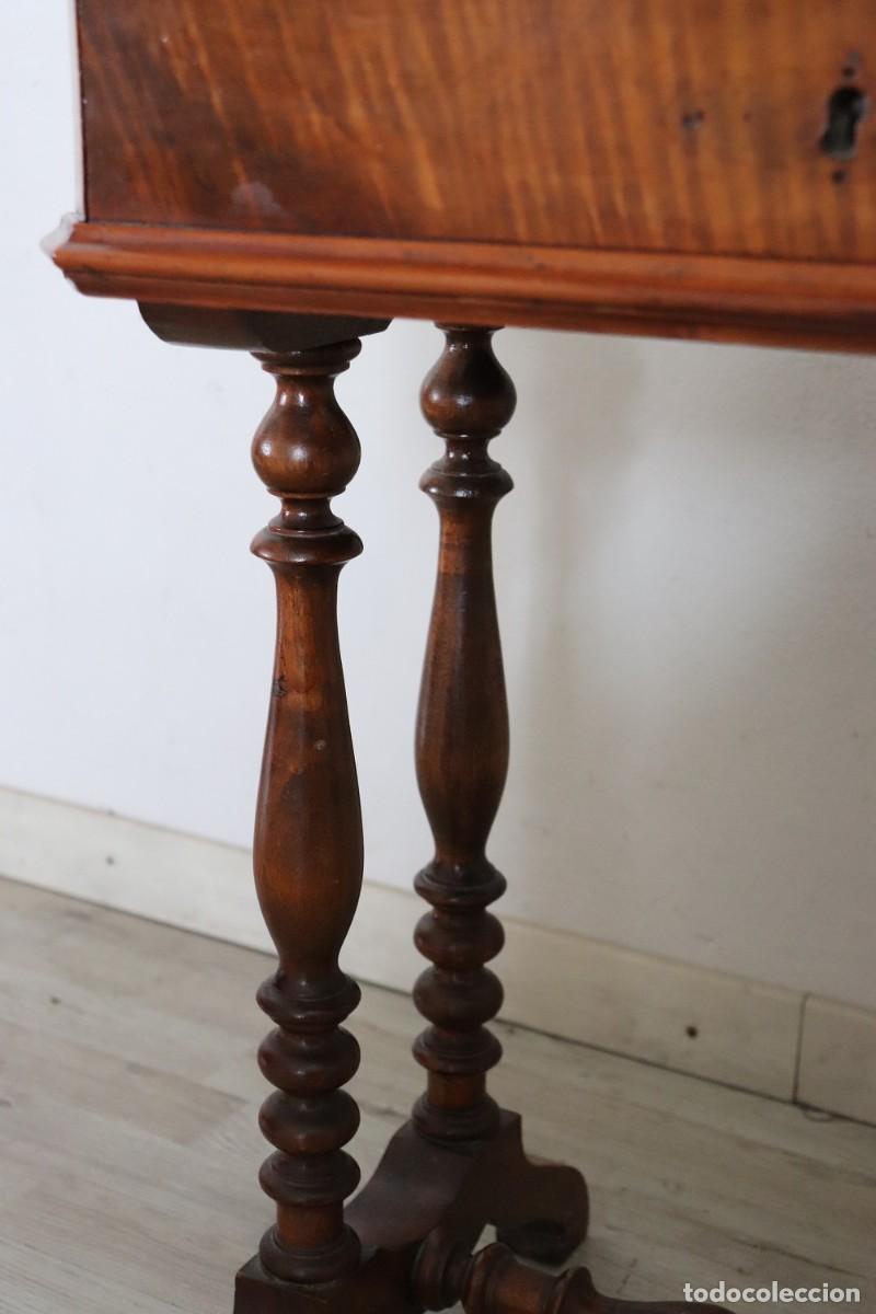 Antig&uuml;edades: Mesa auxiliar de nogal - Foto 6