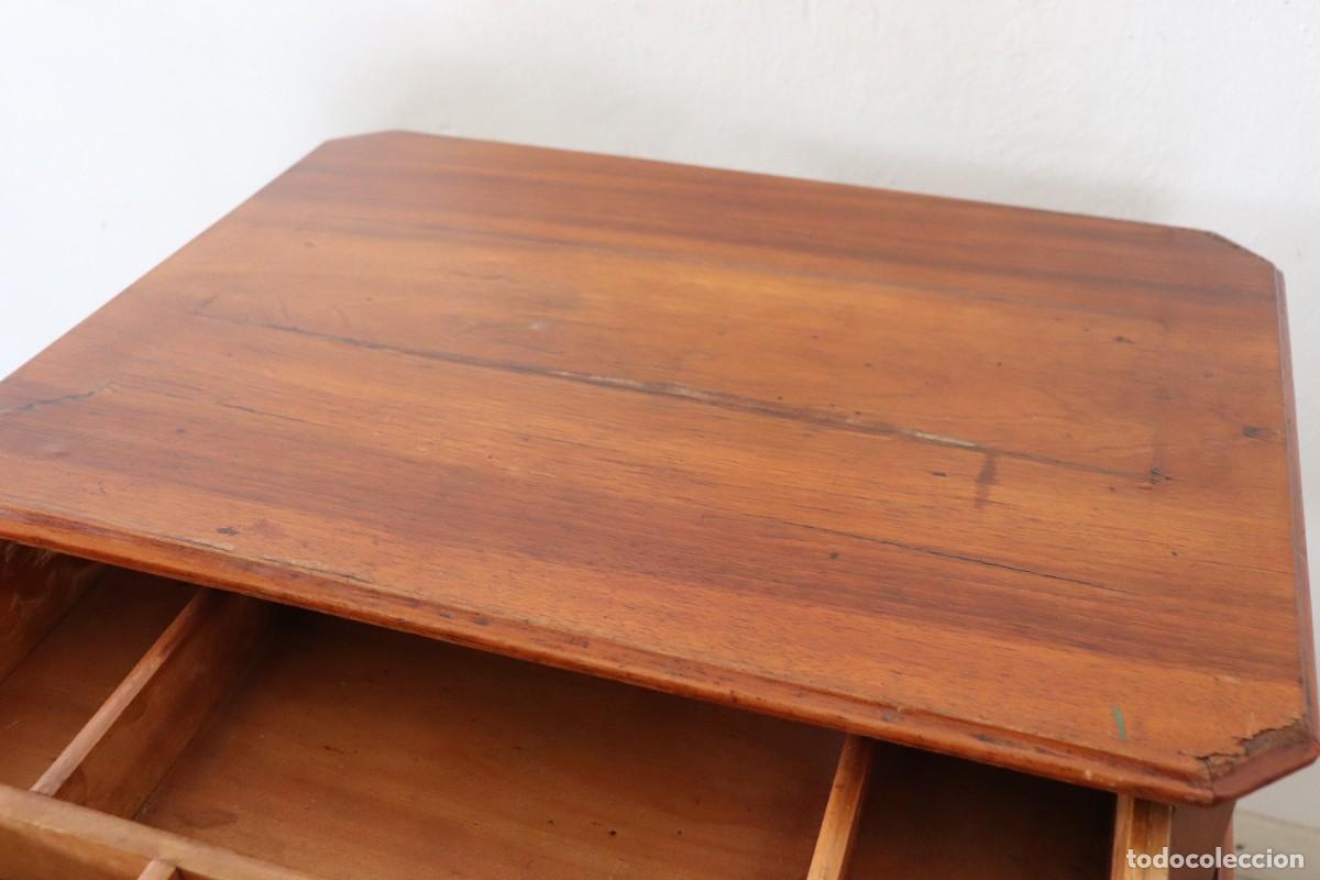 Antig&uuml;edades: Mesa auxiliar de nogal - Foto 8