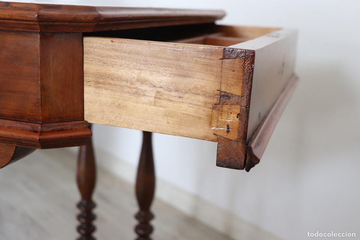 Antig&uuml;edades: Mesa auxiliar de nogal - Foto 12