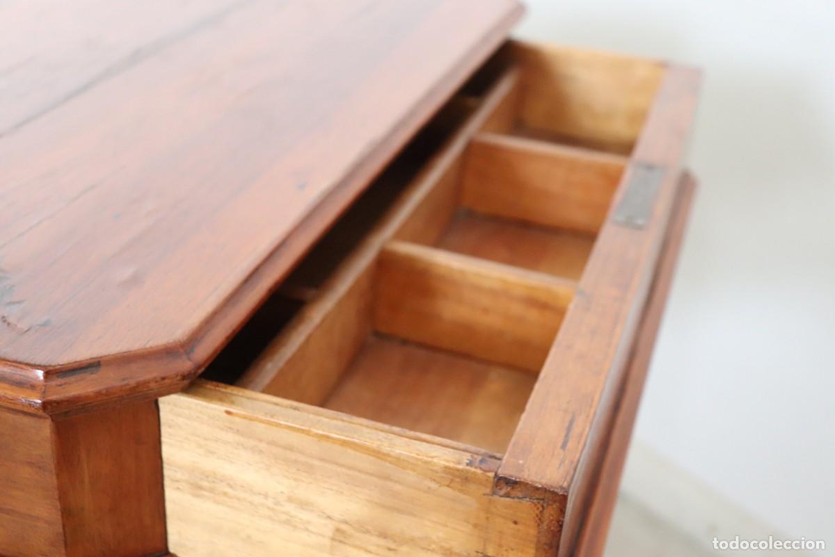 Antig&uuml;edades: Mesa auxiliar de nogal - Foto 13
