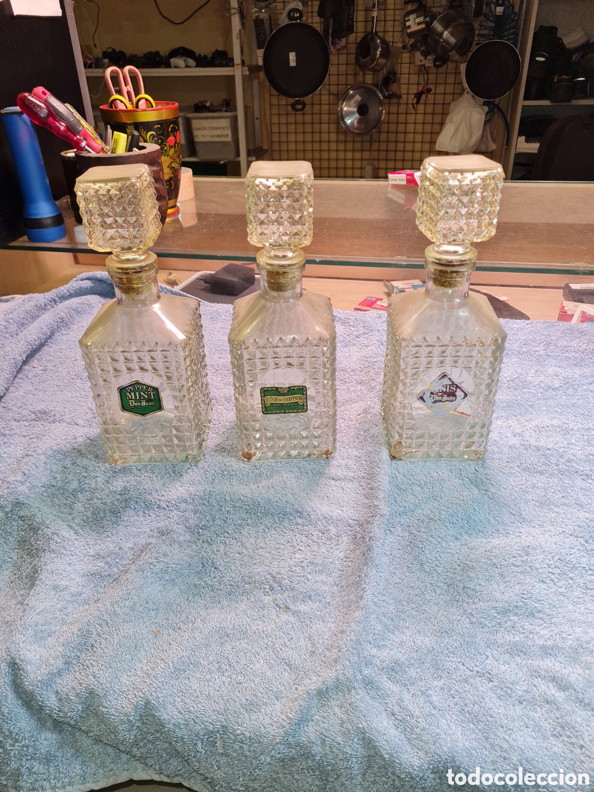 Antig&uuml;edades: 3 botellas licoreras cristal tallado - Foto 1