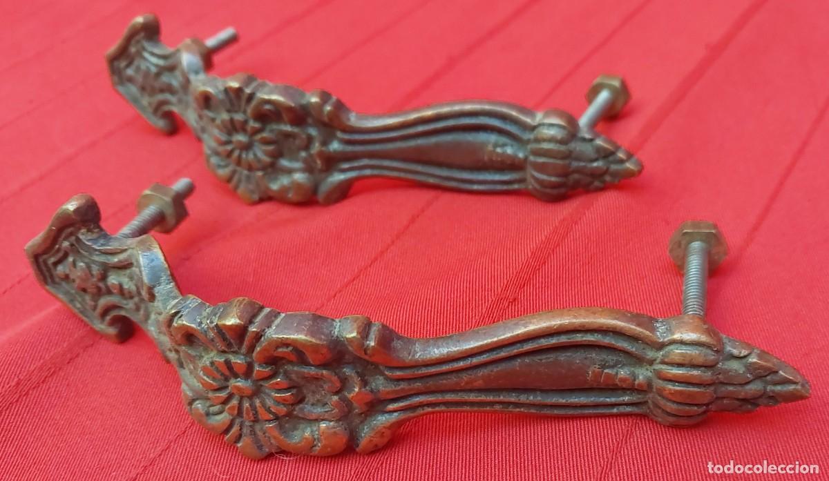 Antig&uuml;edades: PAREJA DE TIRADORES DE BRONCE - Foto 1