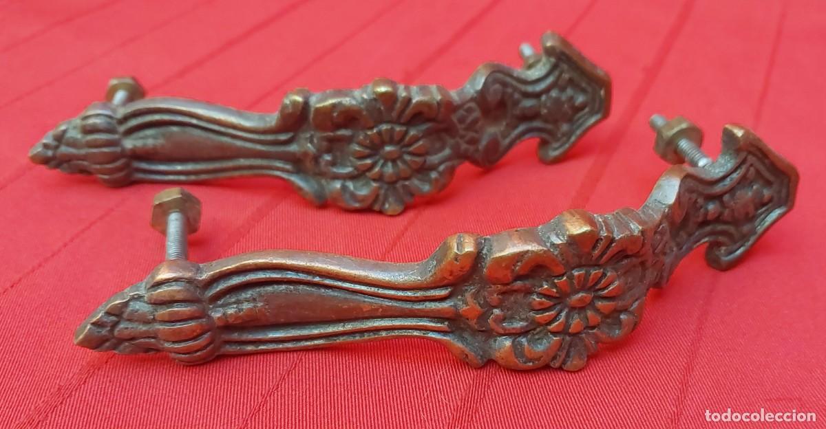 Antig&uuml;edades: PAREJA DE TIRADORES DE BRONCE - Foto 2