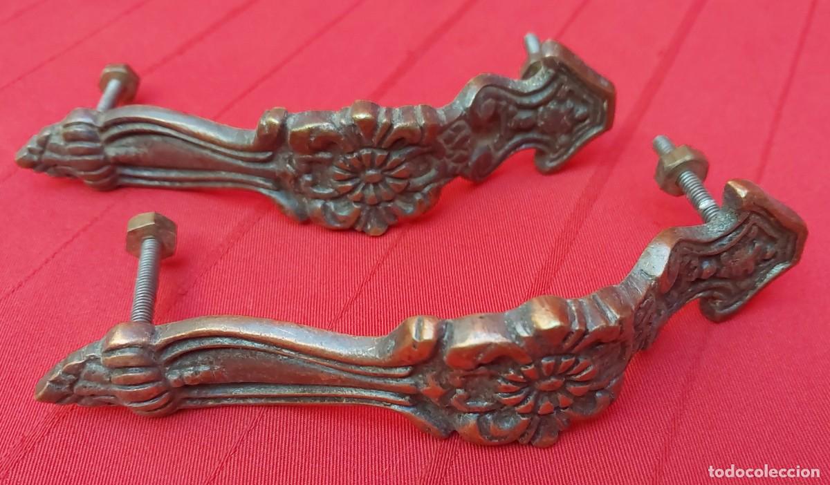 Antig&uuml;edades: PAREJA DE TIRADORES DE BRONCE - Foto 3