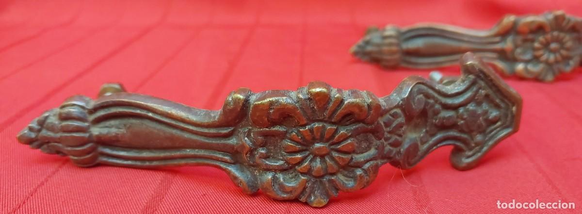 Antig&uuml;edades: PAREJA DE TIRADORES DE BRONCE - Foto 4