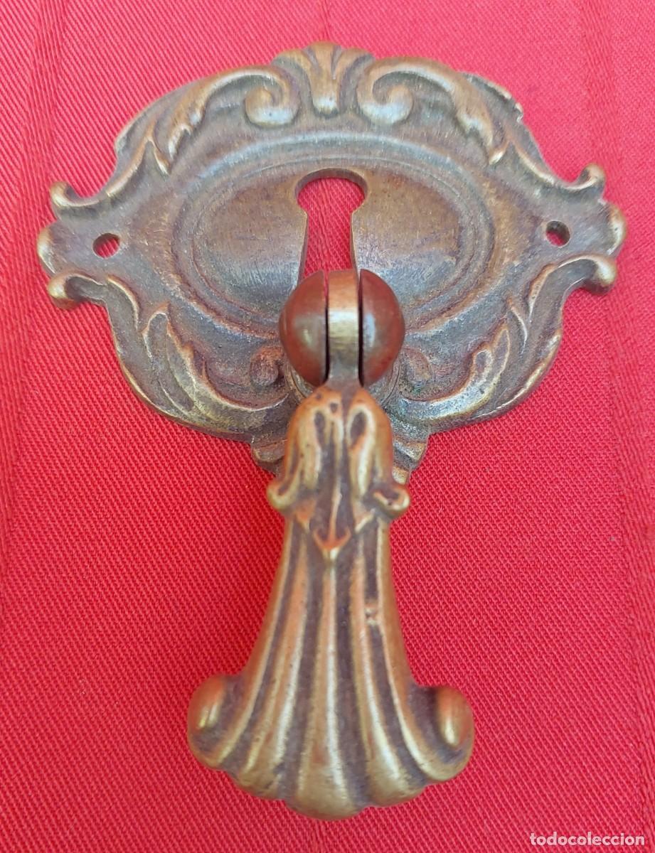 Antig&uuml;edades: TIRADOR DE BRONCE CON BOCA LLAVE - Foto 1