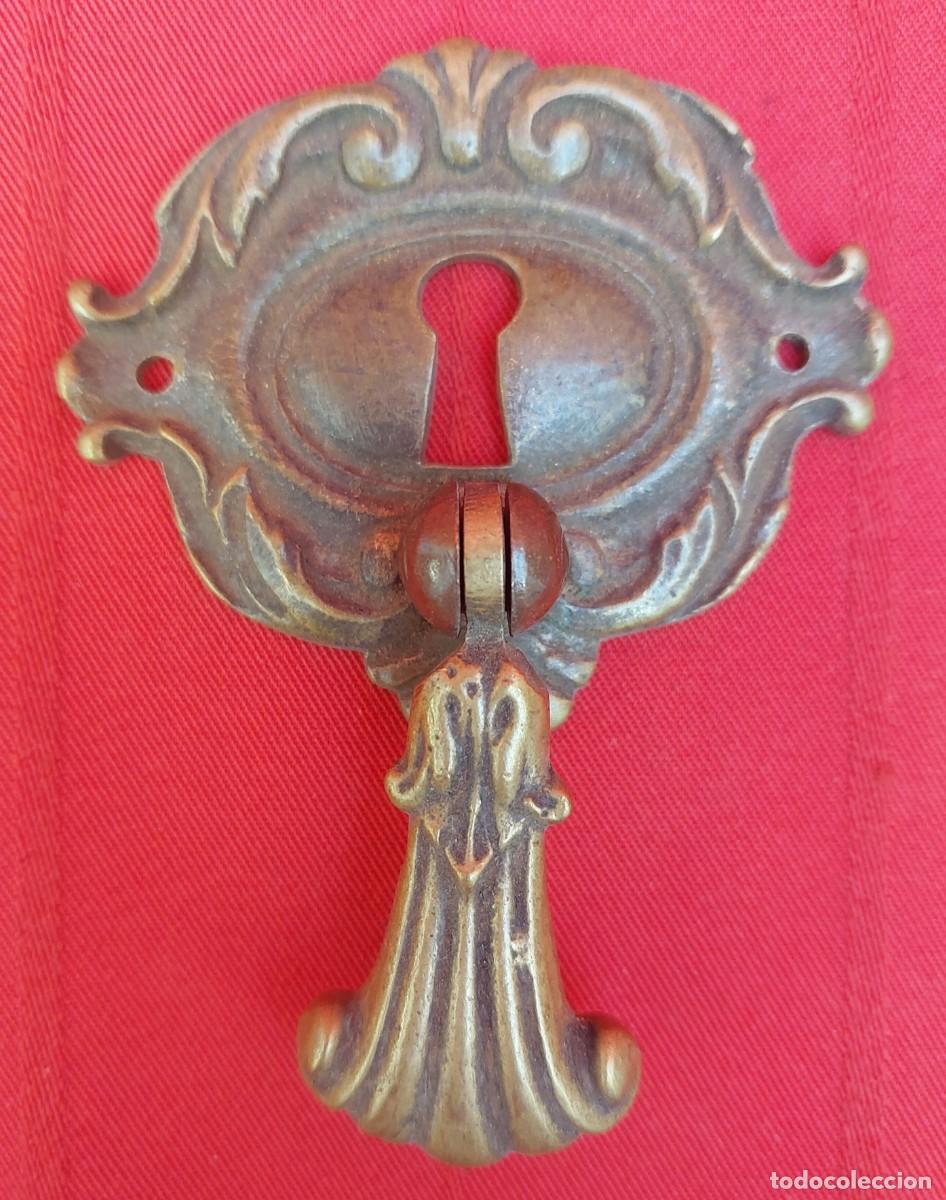 Antig&uuml;edades: TIRADOR DE BRONCE CON BOCA LLAVE - Foto 2
