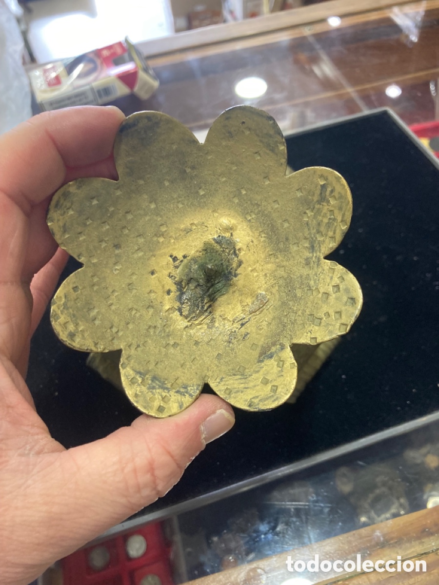 Antig&uuml;edades: Bonito porta velas de bronce - Foto 3