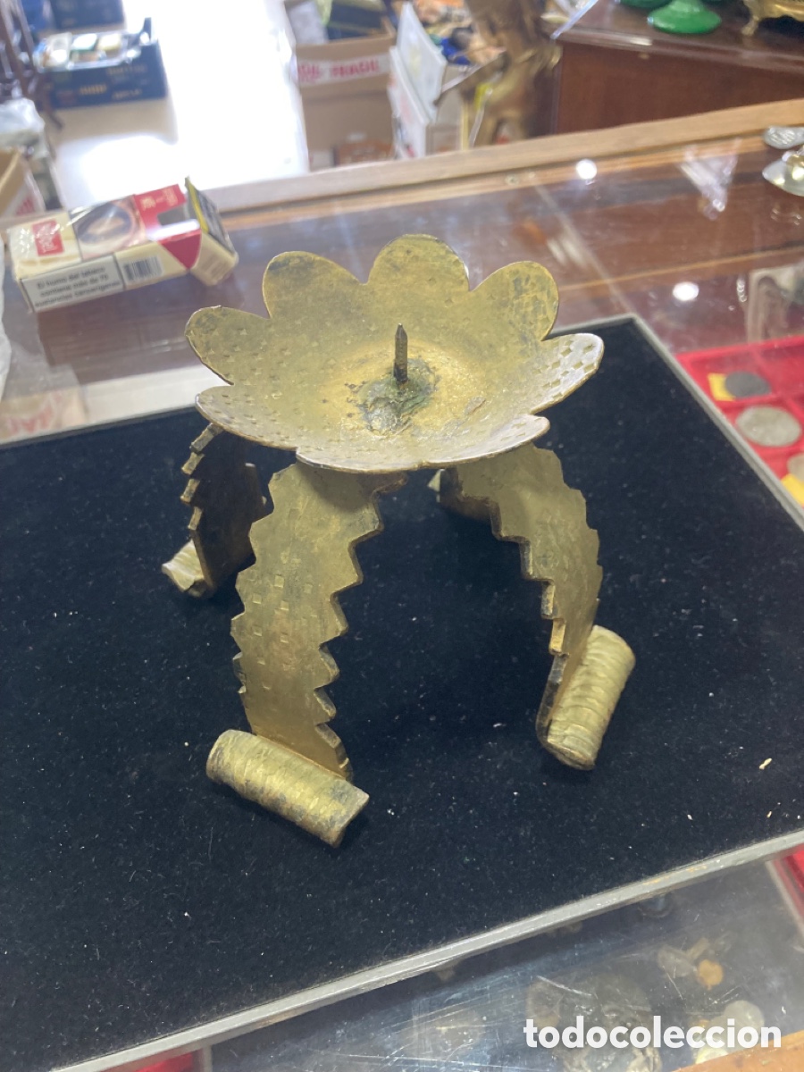 Antig&uuml;edades: Bonito porta velas de bronce - Foto 1