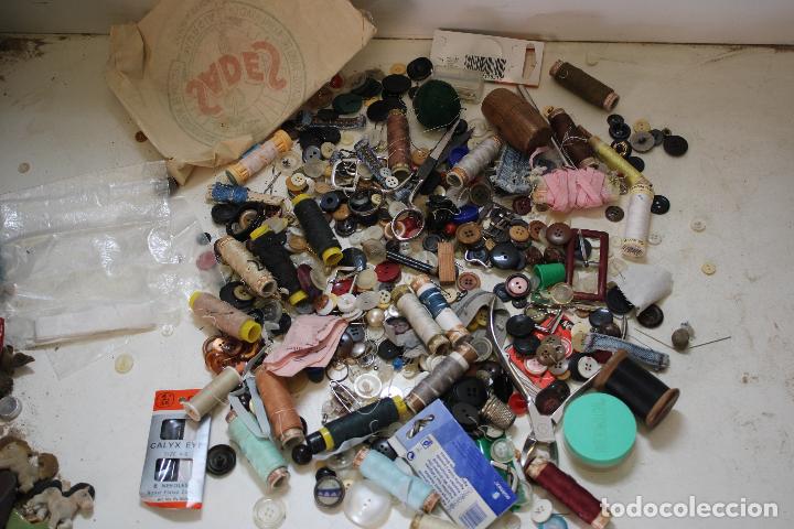 Antig&uuml;edades: lote de botones y varios - Foto 2