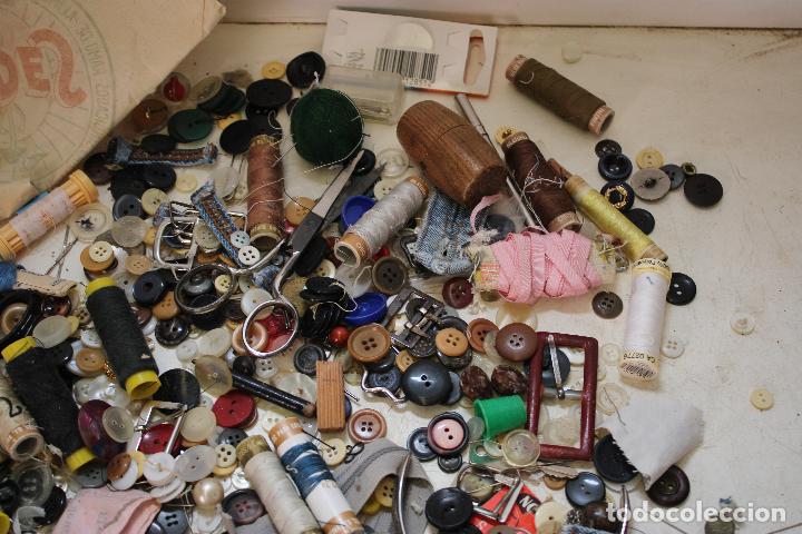 Antig&uuml;edades: lote de botones y varios - Foto 6