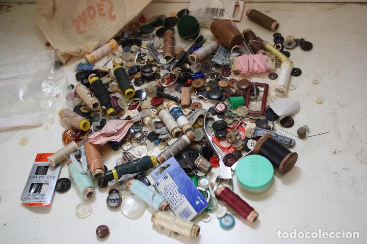 Antig&uuml;edades: lote de botones y varios - Foto 1
