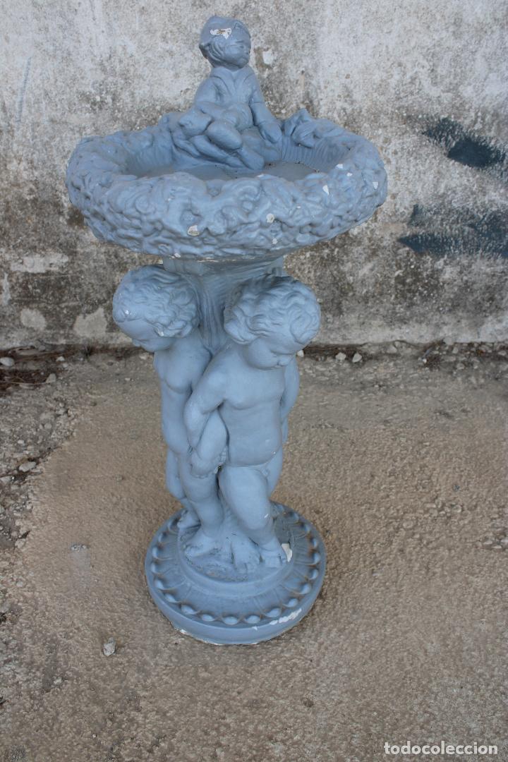 Antig&uuml;edades: fuente con ageles de piedra artificial