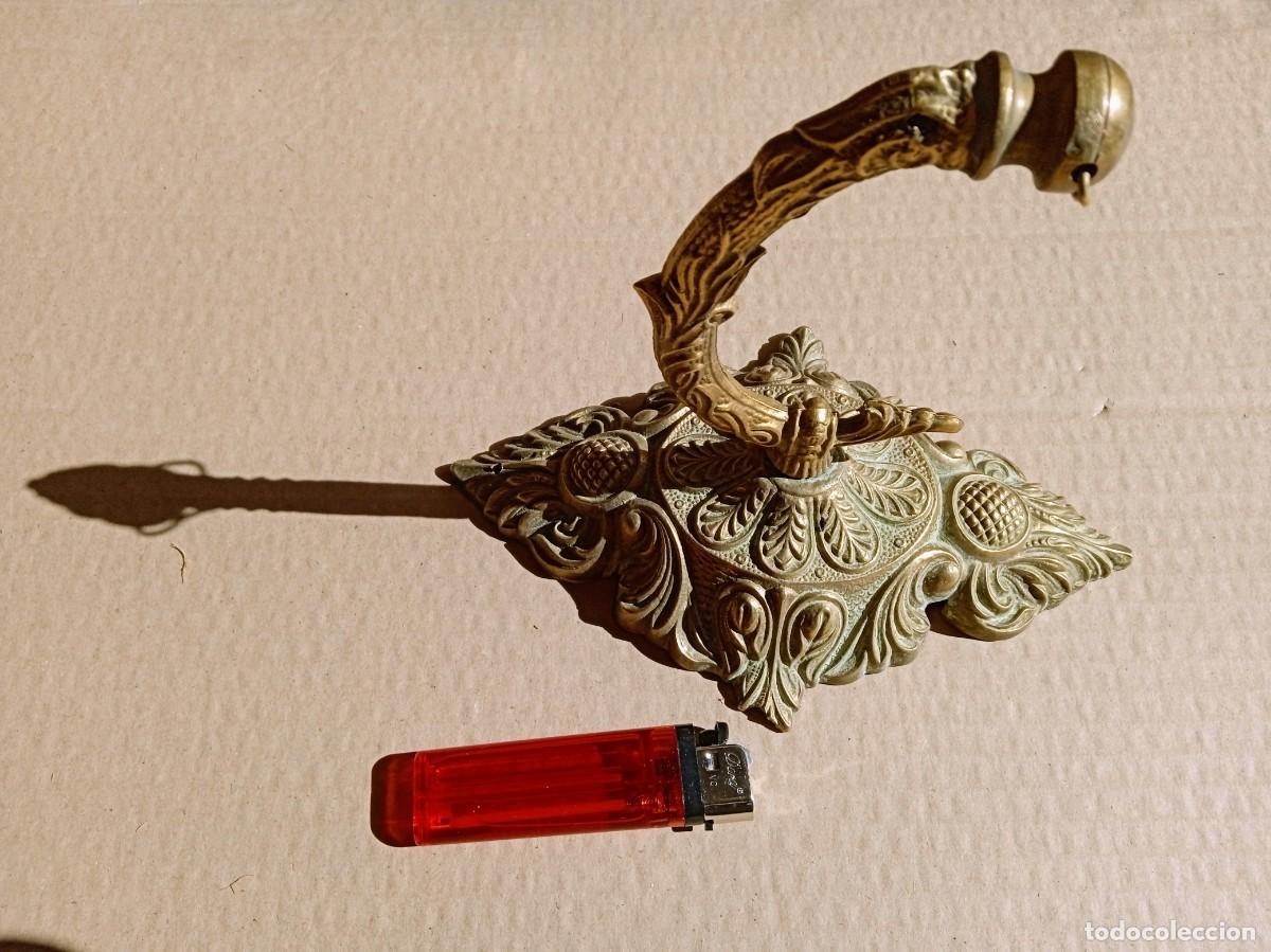 Antig&uuml;edades: Percha gancho antiguo de bronce - Foto 2