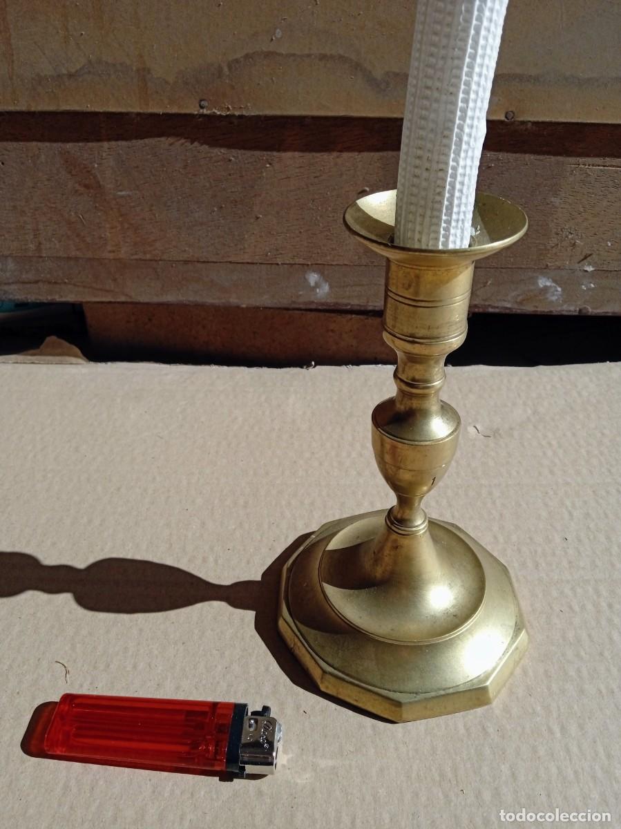 Antig&uuml;edades: Portavelas candelabro antiguo de bronce - Foto 2