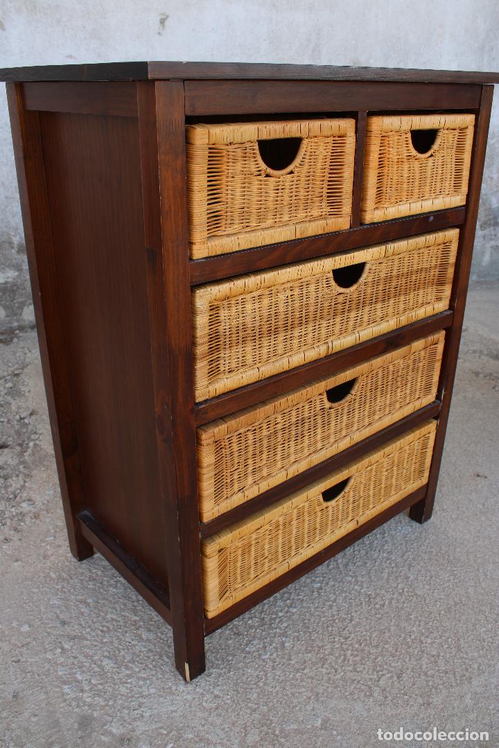 Antig&uuml;edades: mueble cajones de madera y rattan - Foto 2