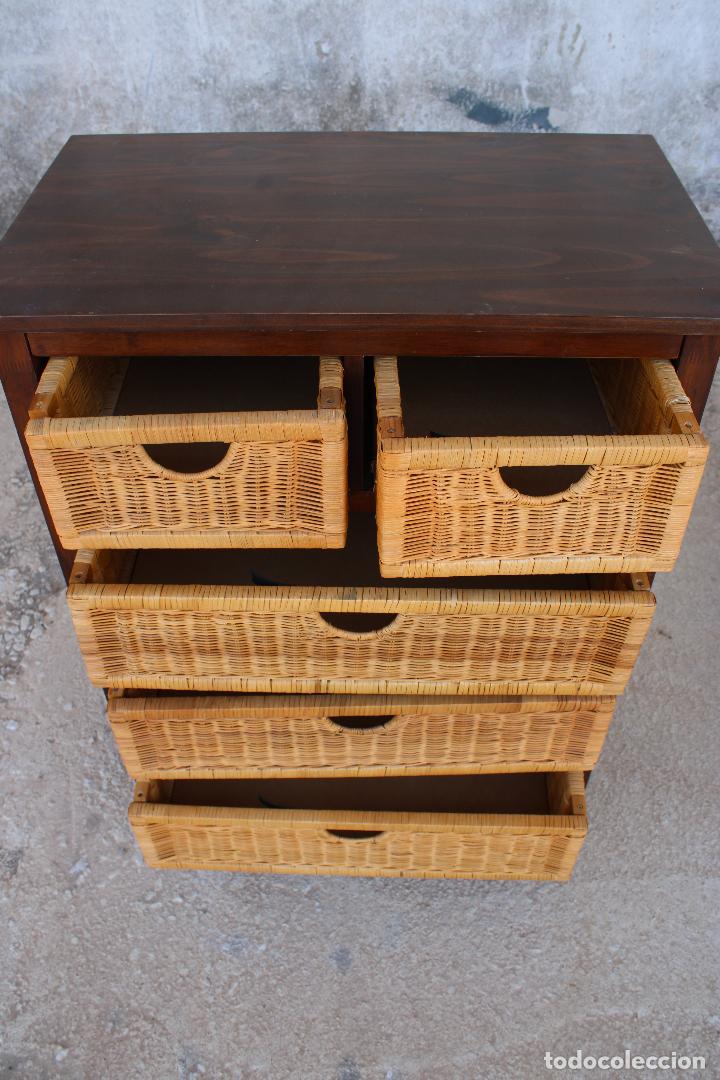 Antig&uuml;edades: mueble cajones de madera y rattan - Foto 3