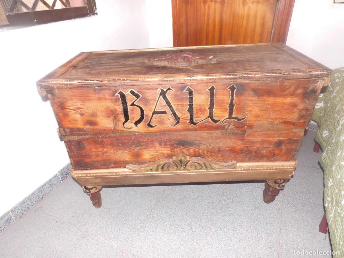Antig&uuml;edades: BAUL ANTIGUO DE MADERA CON BUSTOS Y ADORNOS. - Foto 3
