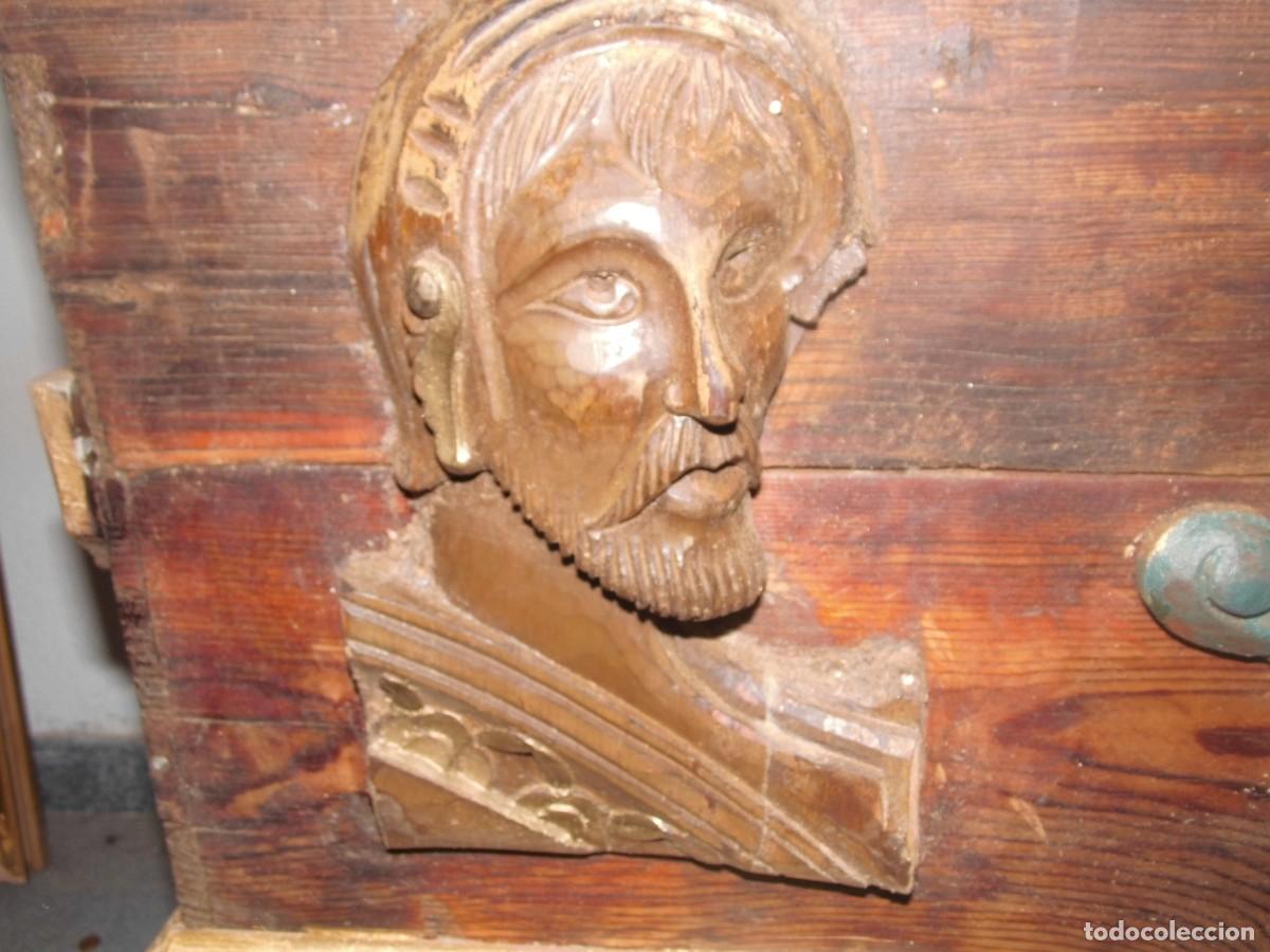 Antig&uuml;edades: BAUL ANTIGUO DE MADERA CON BUSTOS Y ADORNOS. - Foto 5