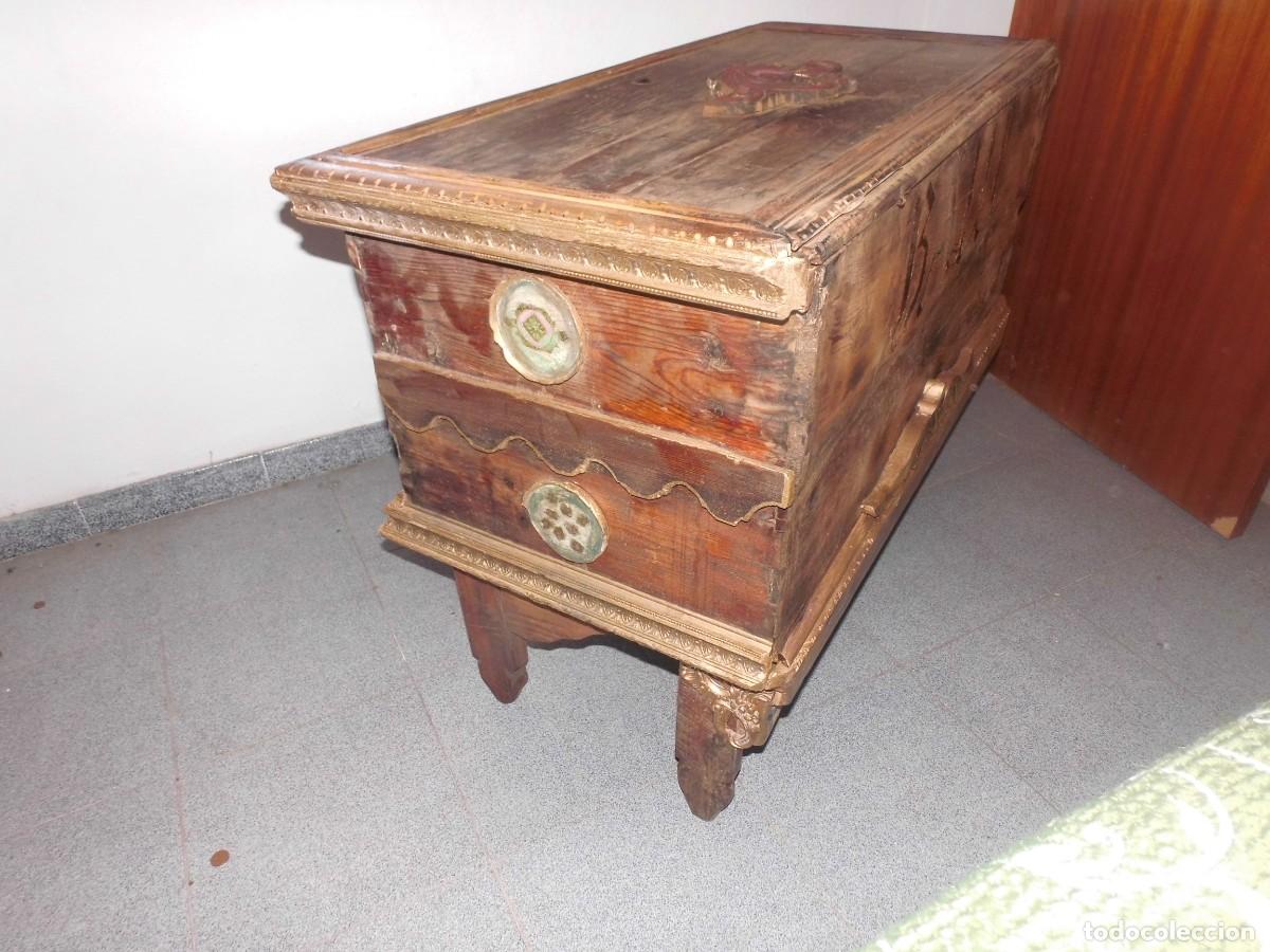 Antig&uuml;edades: BAUL ANTIGUO DE MADERA CON BUSTOS Y ADORNOS. - Foto 20