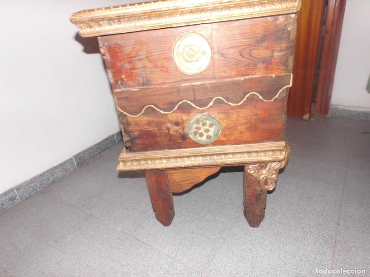 Antig&uuml;edades: BAUL ANTIGUO DE MADERA CON BUSTOS Y ADORNOS. - Foto 21