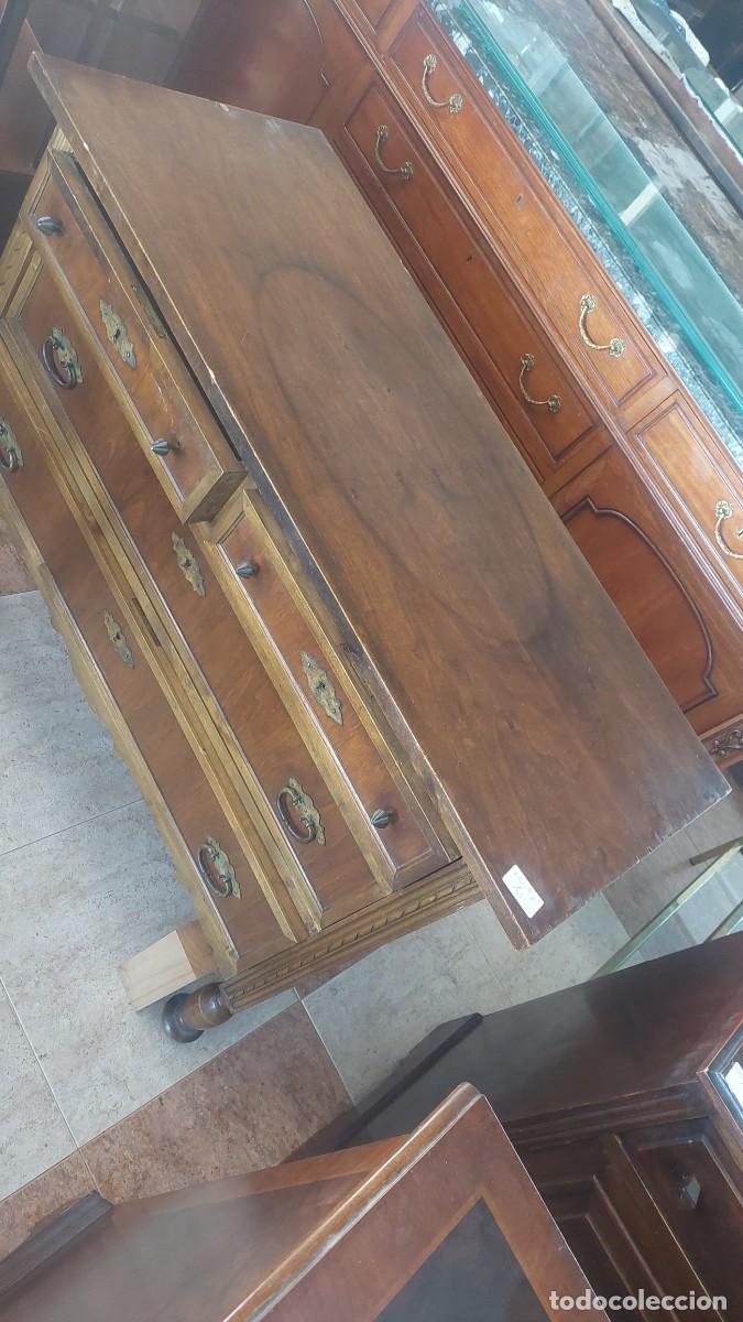 Antig&uuml;edades: C&oacute;moda antigua.De nogal - Foto 2