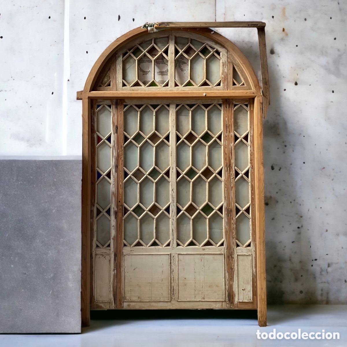 Antig&uuml;edades: Gran puerta antigua art dec&oacute; de madera de pino y cristal. Port&oacute;n arco modernista vidriera.