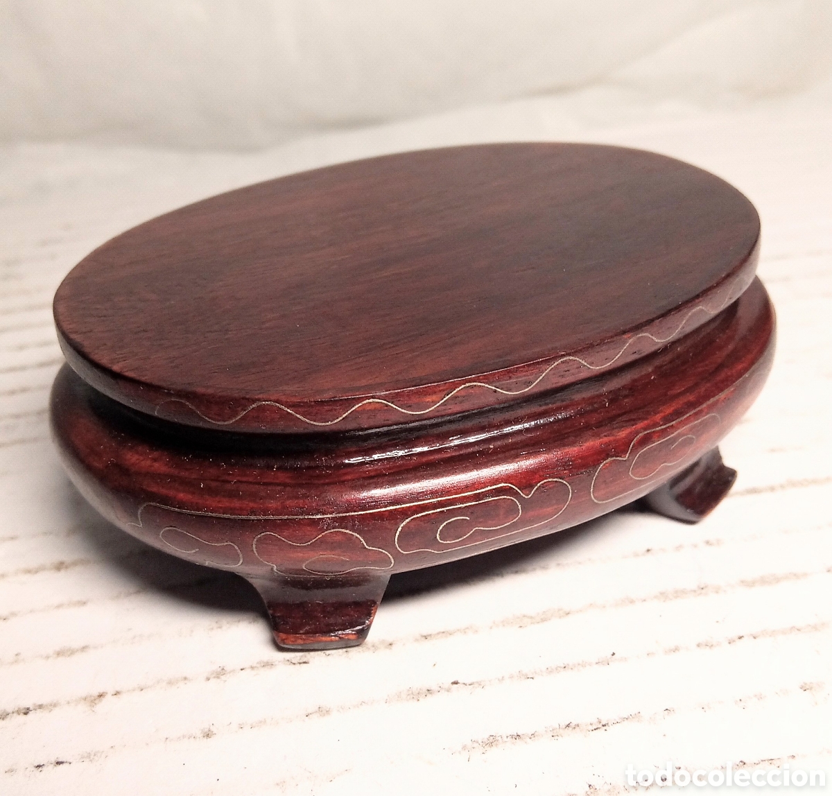 Antiques: a&ntilde;os 70 - peana oriental ovalada de madera con dibujo plateado, expositor para pieza de marfil