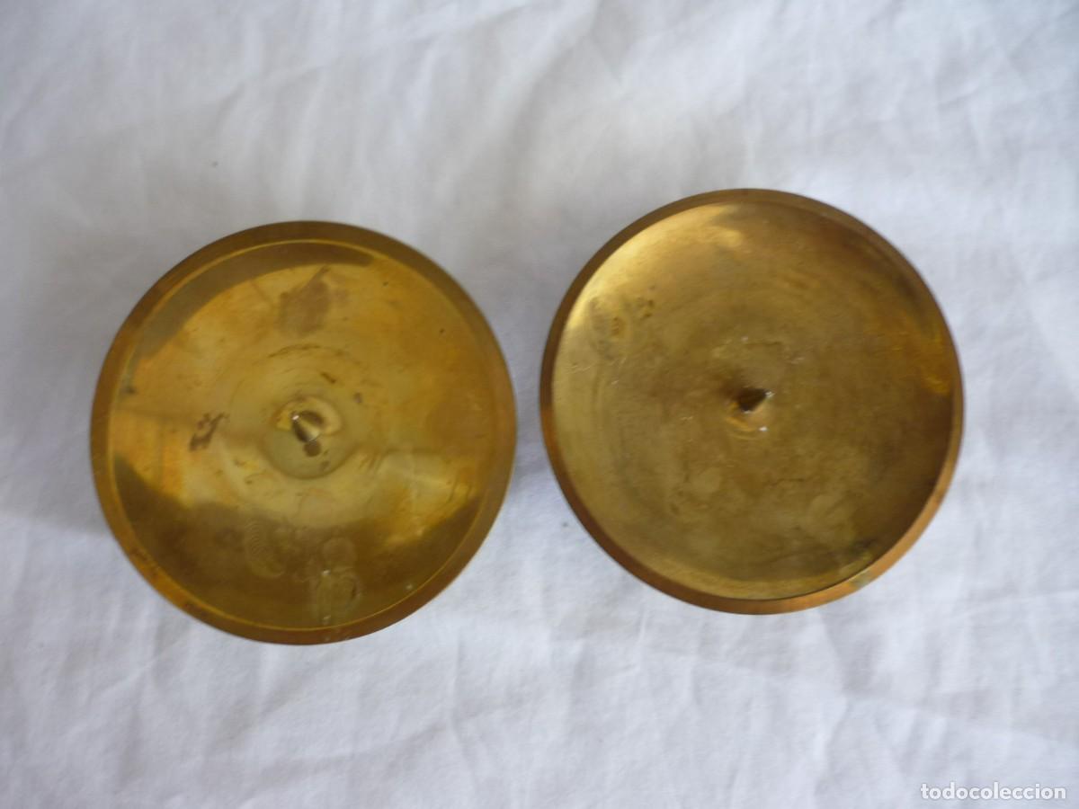 Antig&uuml;edades: 2 soportes de bronce para velas - Foto 2