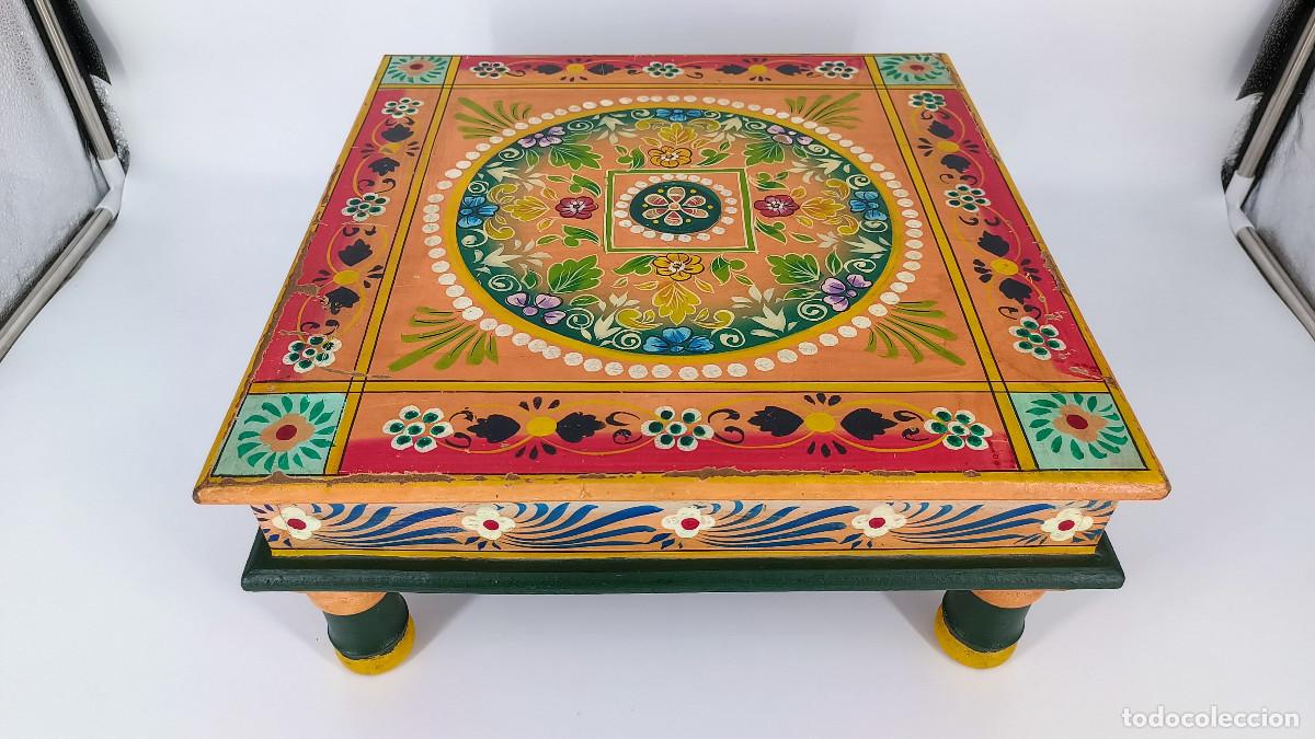 Antig&uuml;edades: Mesa auxiliar de madera de mango de origen hind&uacute; - Foto 3
