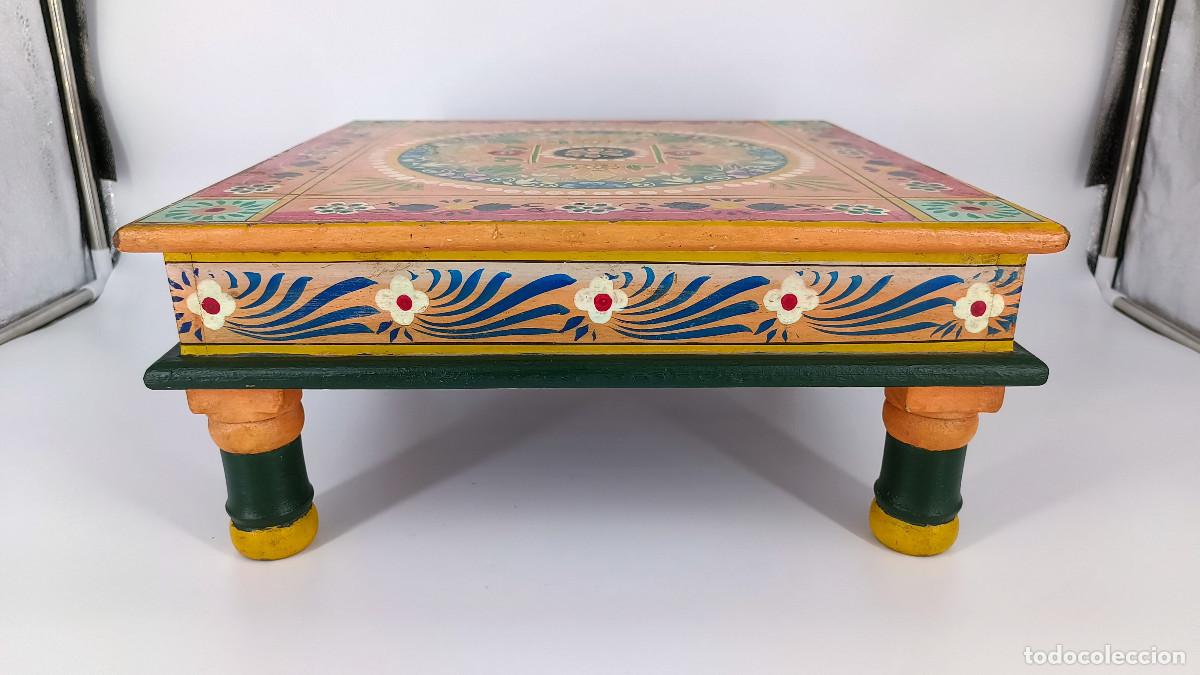 Antig&uuml;edades: Mesa auxiliar de madera de mango de origen hind&uacute; - Foto 4