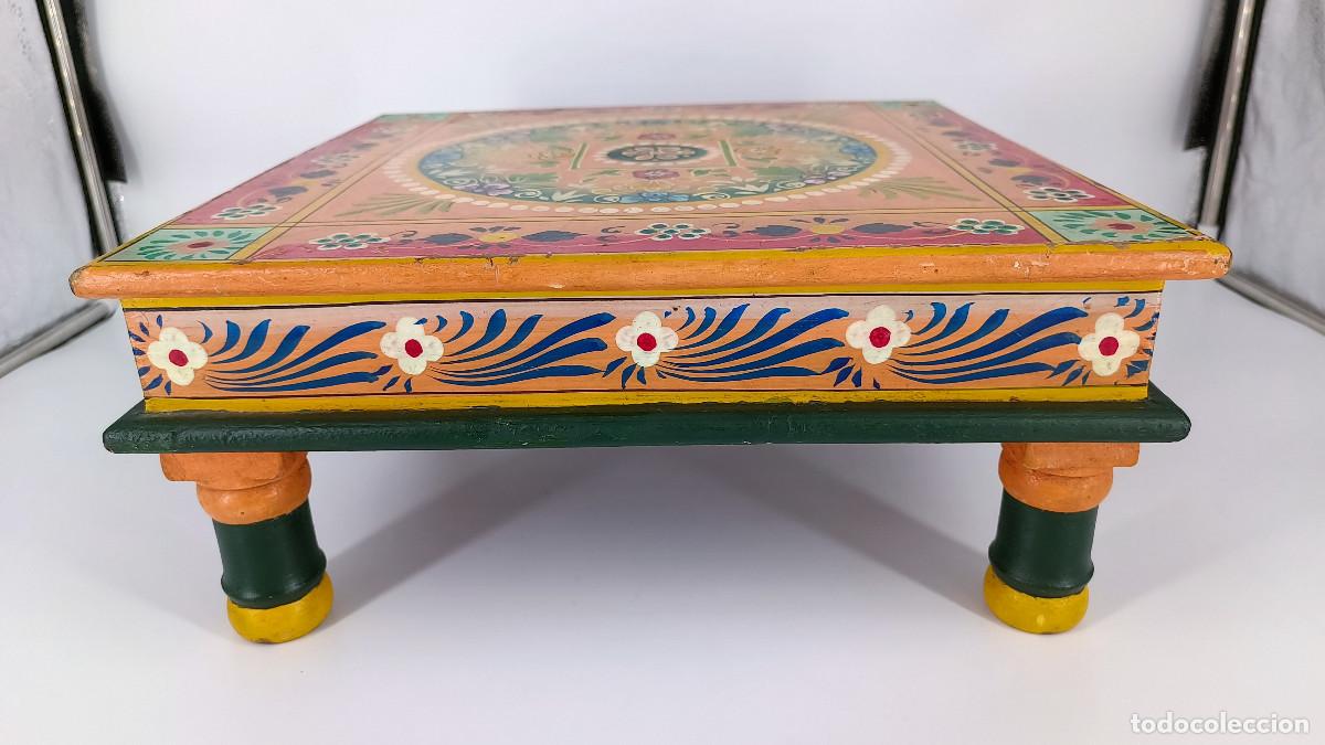 Antig&uuml;edades: Mesa auxiliar de madera de mango de origen hind&uacute; - Foto 6