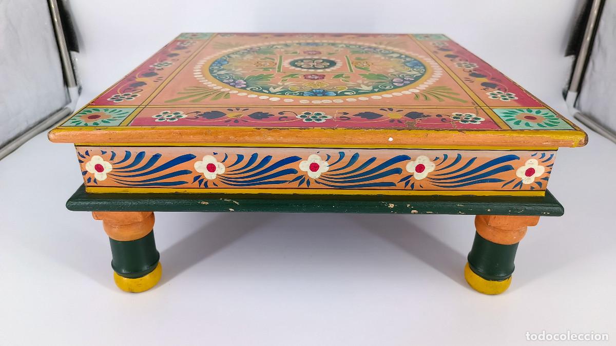 Antig&uuml;edades: Mesa auxiliar de madera de mango de origen hind&uacute; - Foto 10