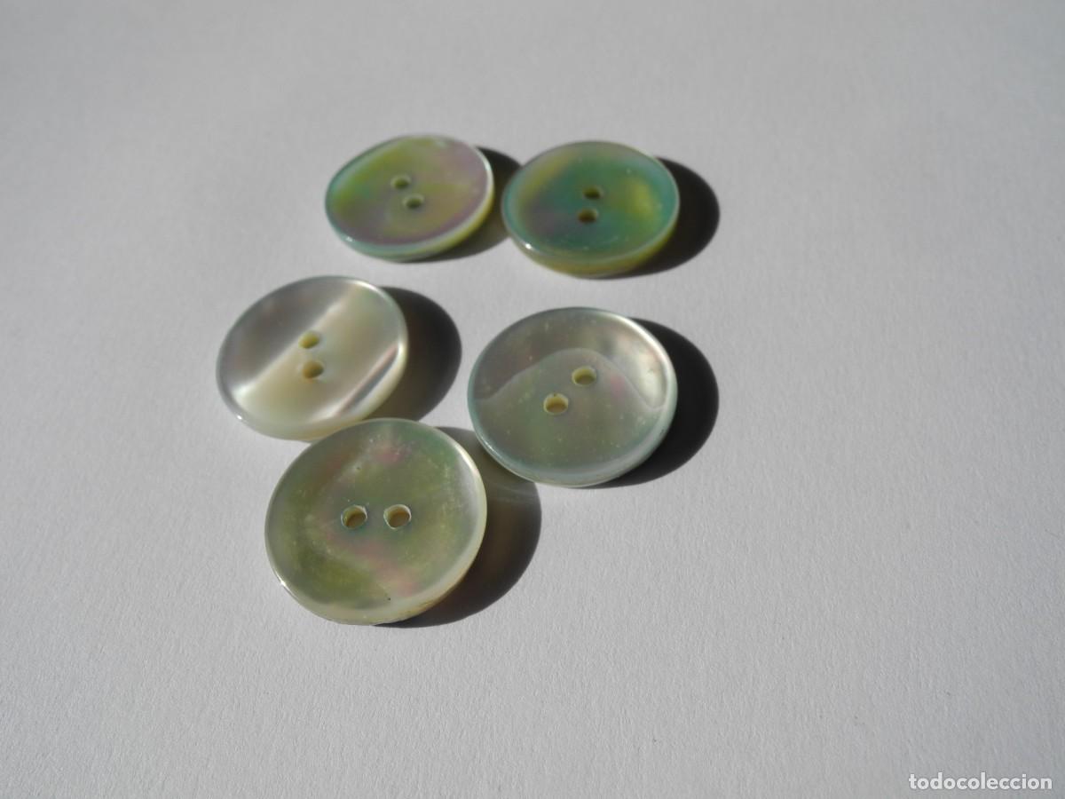 Antig&uuml;edades: 5 botones de n&aacute;car. Di&aacute;metro 1,7cm - Foto 2