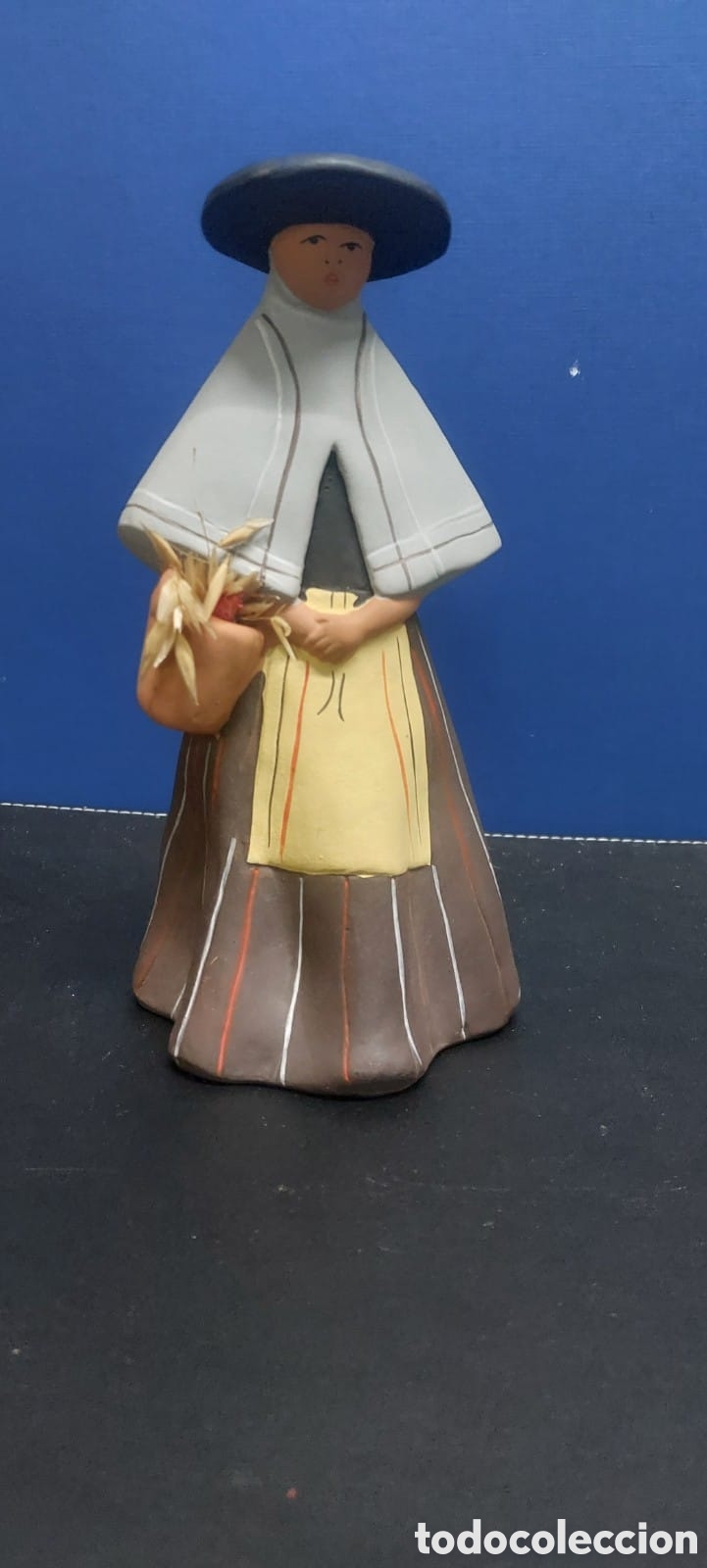 Antig&uuml;edades: FIGURA IVICENCA CON CESTO BARRO COCIDO. 21x11