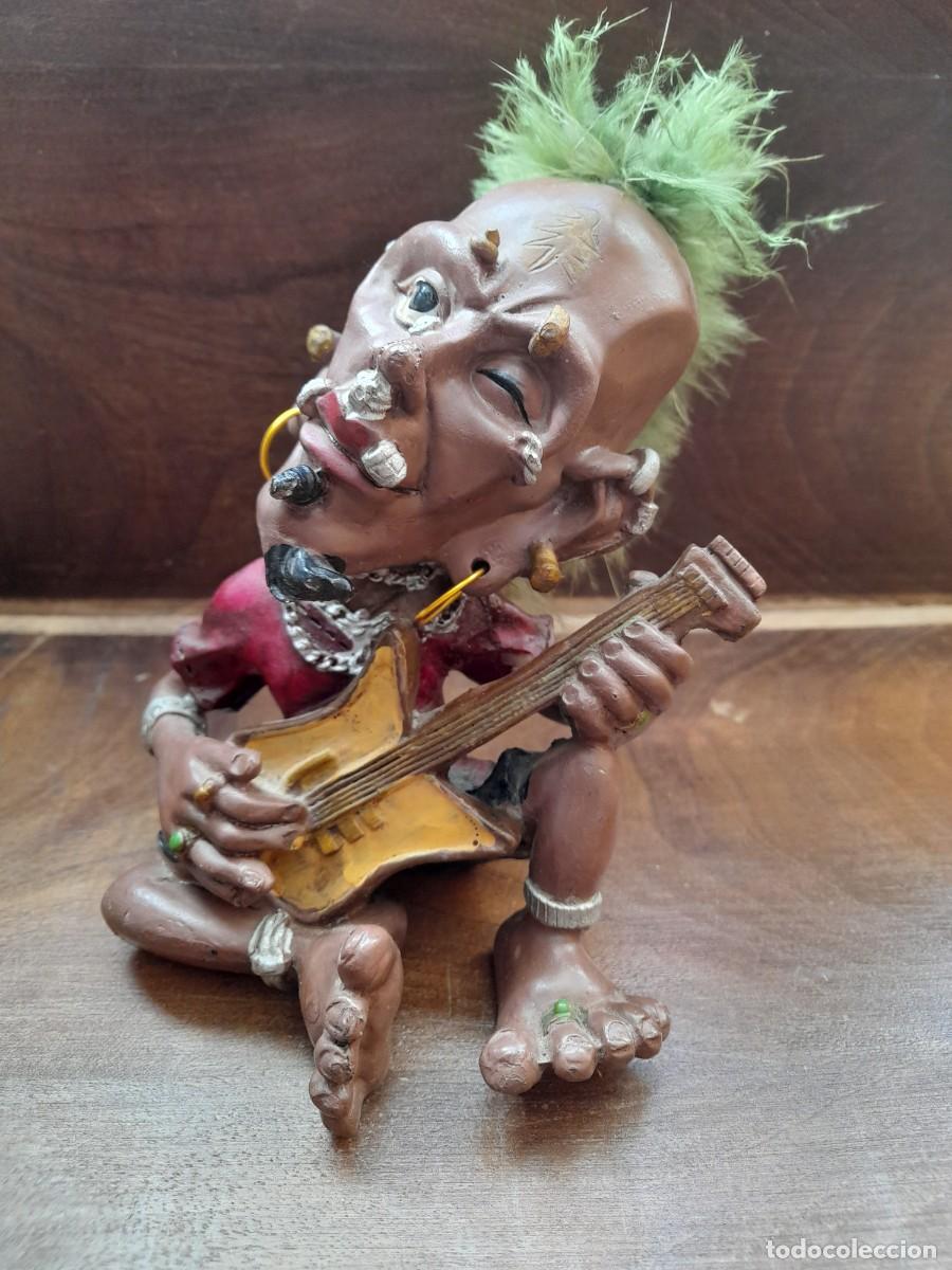 Antig&uuml;edades: Guitarrista de pasta sint&eacute;tica