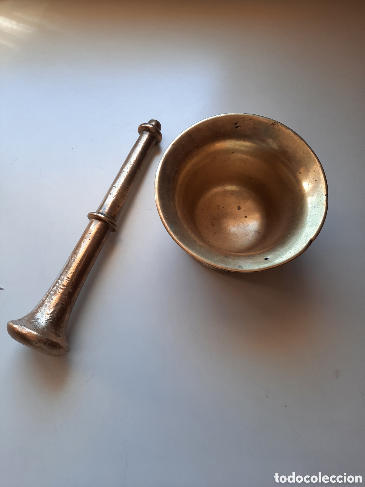 Antig&uuml;edades: Antiguo almirez con mano, de bronce - Foto 1