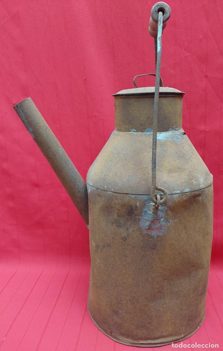 Antig&uuml;edades: ANTIGUA ACEITERA DE LATA - Foto 1