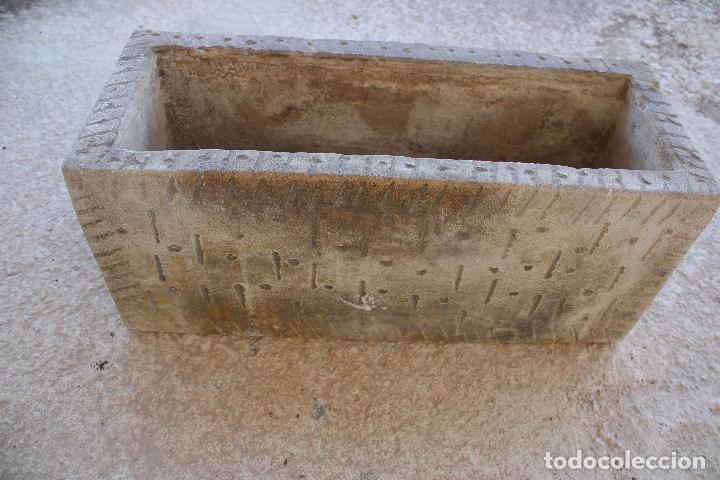 Antig&uuml;edades: jardinera macetero en piedra artificial - Foto 2
