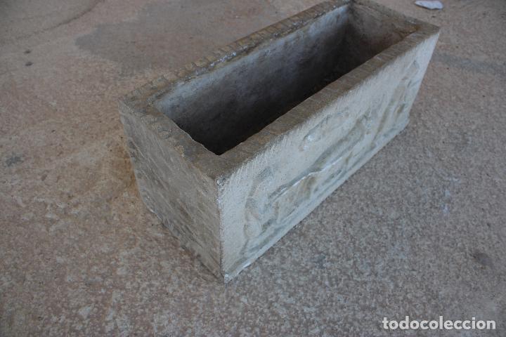 Antig&uuml;edades: jardinera macetero en piedra artificial - Foto 3