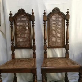 Antiguas sillas jacobeas, madera tallada con rejillas intactas en respaldos y asientos.