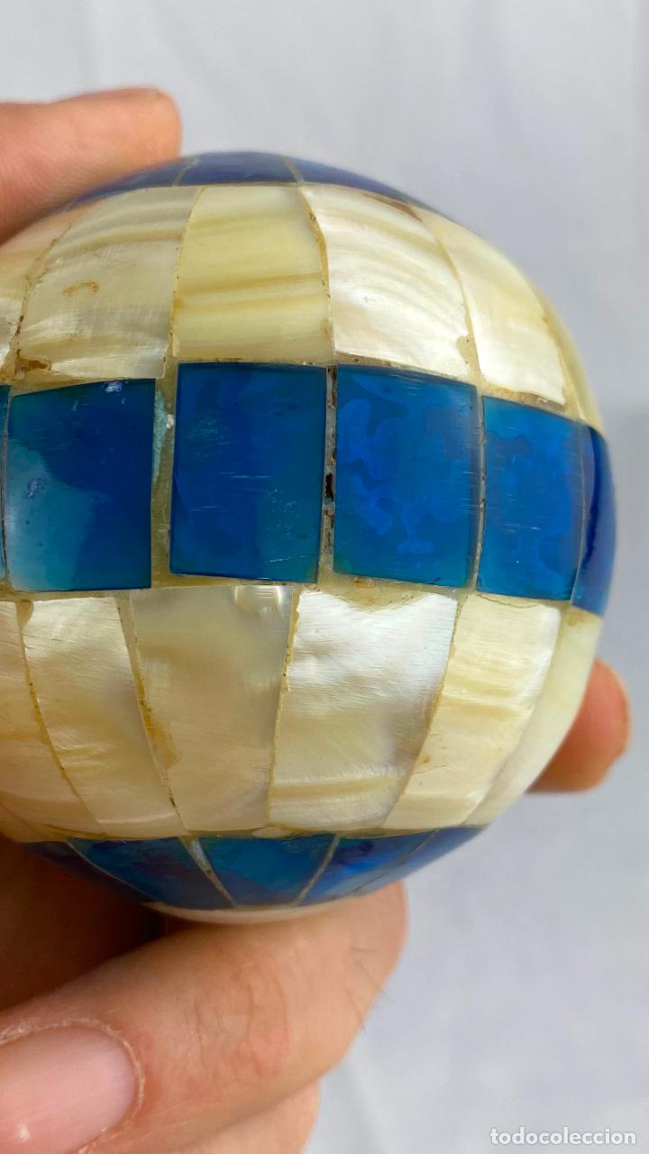 Antig&uuml;edades: 3 bolas decorativas en nacar - Foto 3