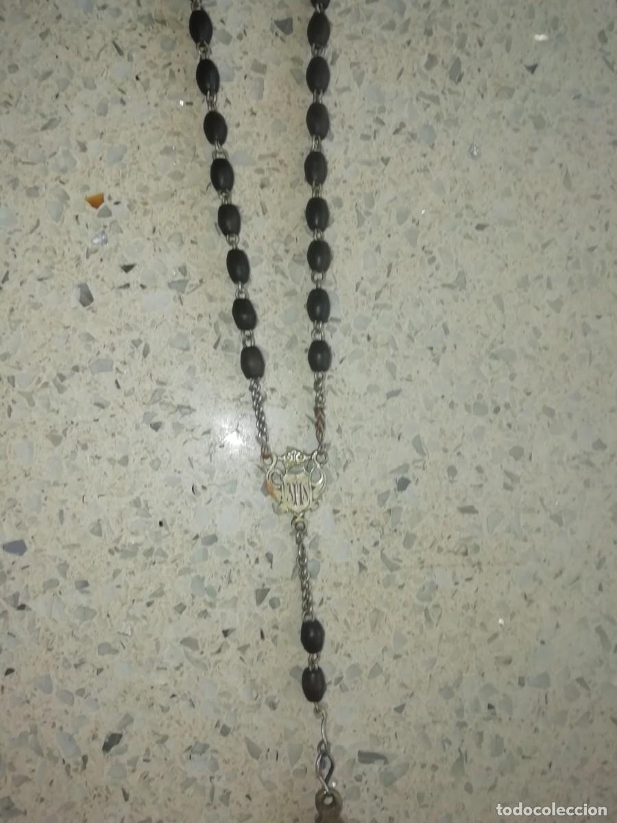 Antig&uuml;edades: Rosario de semilla con 4 medallas - Foto 2