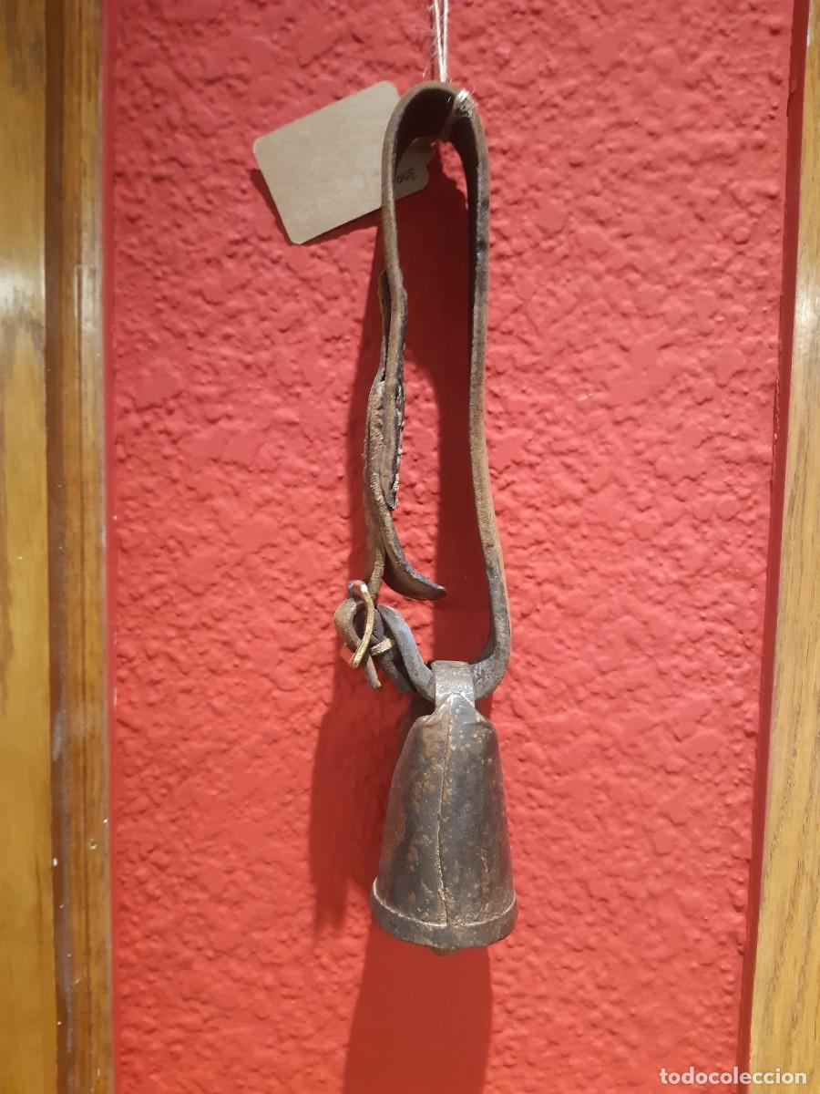 Antig&uuml;edades: CENCERROS (2) CON SUS COLLARINES. - Foto 1